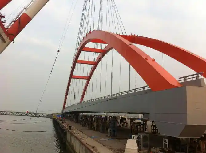 钢拱桥整体吊装手机照