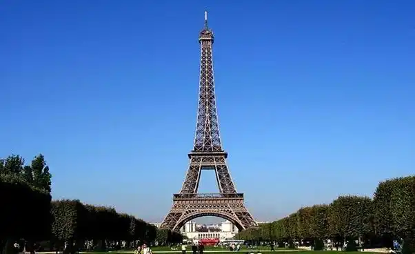 tower)是法国巴黎的一个地标性建筑,也是法国最著名的旅游景点之一