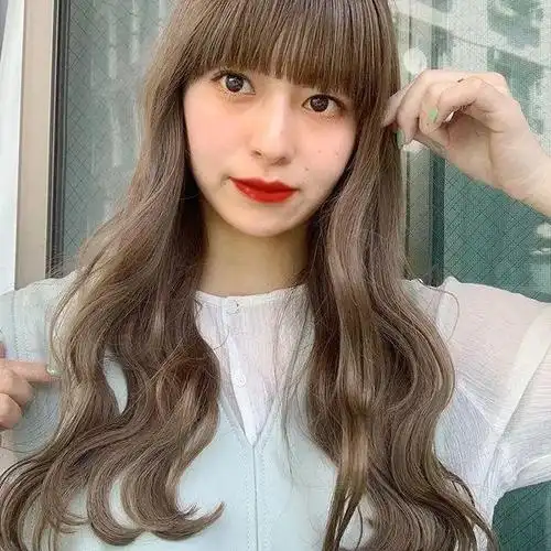 低调一点的发色,可以选择棕色调多一点,两款都很显白,而且染完女人