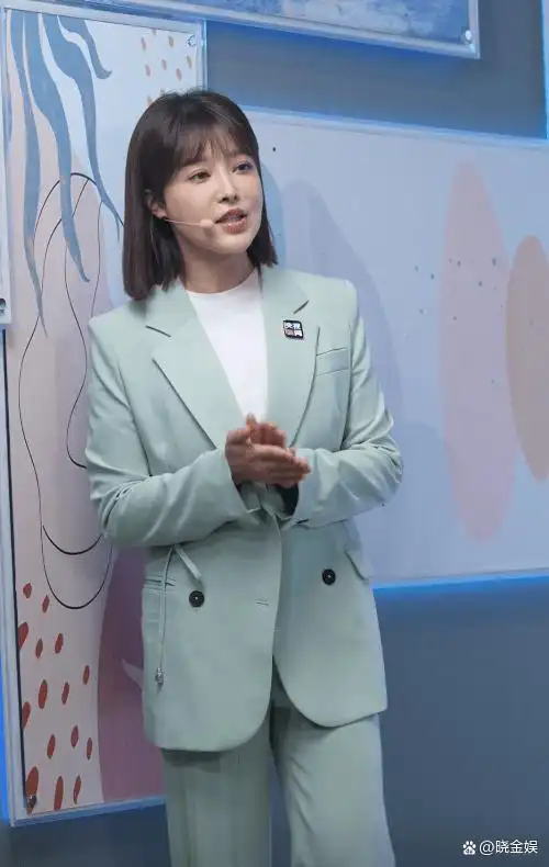 原创胡蝶科普节目首秀主持风格和脸蛋颜值比网红记者王冰冰更耐看