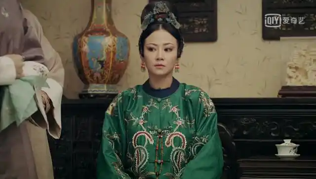 延禧攻略中高贵妃经历了7个不同的造型,白面咬唇妆是亮点