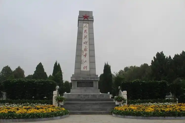 郏县新世纪小学师生们和县四大班子领导,各界代表一起在烈士陵园向