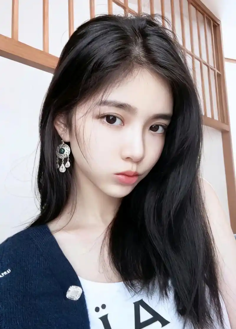 杜淳老婆晒超美自拍,王灿的长相完全可以和女明星比美,她属于比较婉约