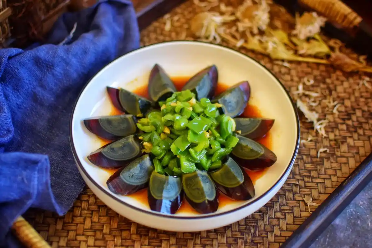 凉拌皮蛋,怎样调汁最重要,好吃不腻,爽口开胃,5分钟就能上桌