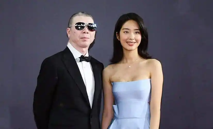 《芳华》的女主角杨采钰已与其57岁富豪男友陈金飞领证结婚