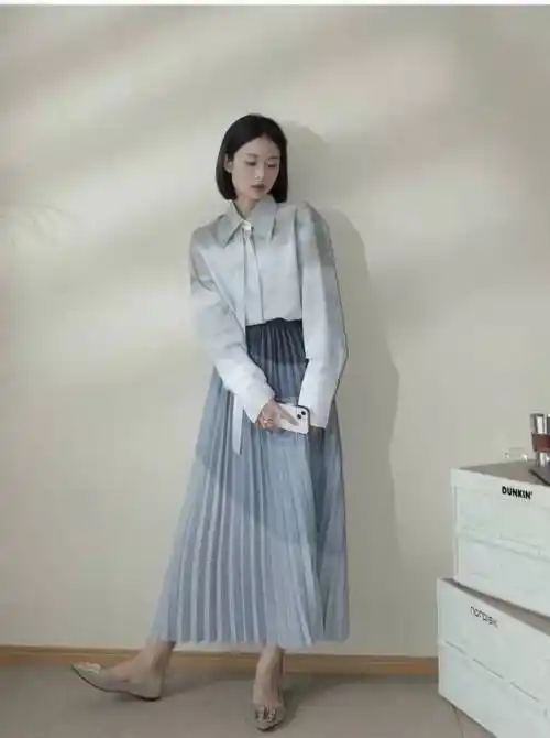 长款百褶裙搭配什么上衣和鞋子好看