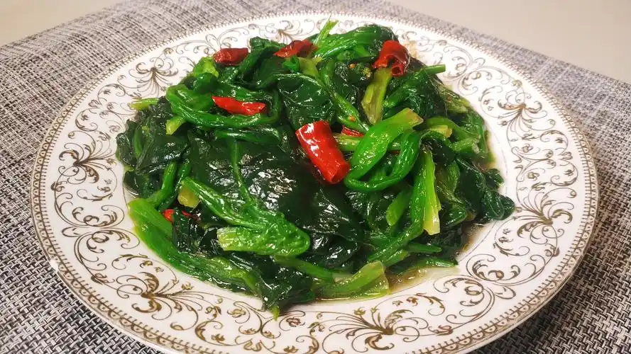 菠菜翻炒均匀后加入2克食盐和1克胡椒粉,把调料翻炒融化,均匀后即可出