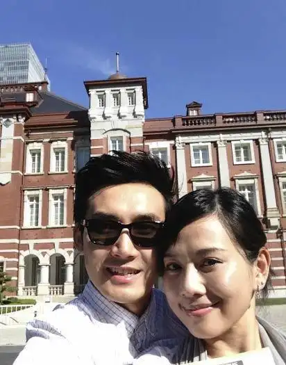 陈松伶与张铎年龄相差8岁,两人也向娱乐圈中的大部分夫妻一样,因戏生