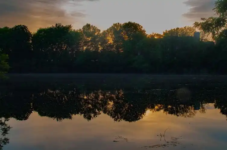 平静的湖面给人一种放松的感觉,仿佛万物寂静,能听到自己心跳的感觉.