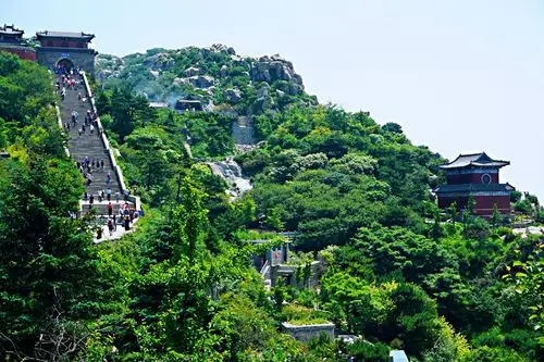 我们登上了雄伟壮丽的泰山