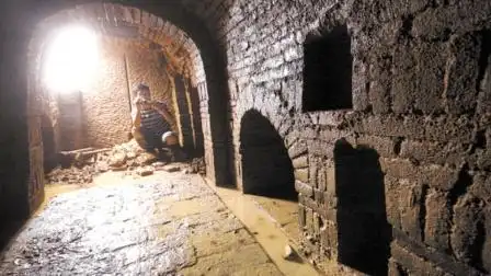 上传者:历史谜中谜原创视频02:45年羹尧倒台后, 年氏后人带着宝物四处