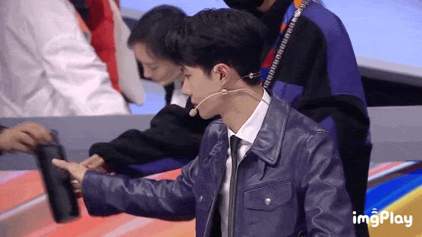 被粉丝那么一拍也挺酷的,但是王一博喝水被拍,拿的就是保温杯,哈哈