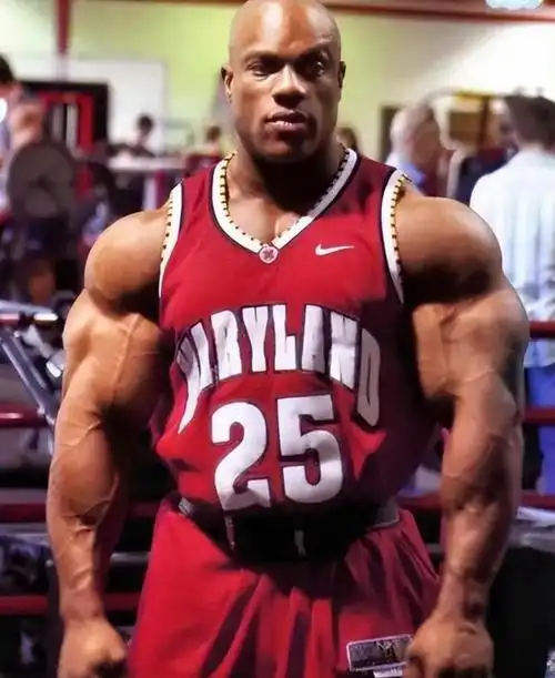 健美奥赛冠军西斯大帝西斯曾是一名大学篮球队员后来因打篮球不得志