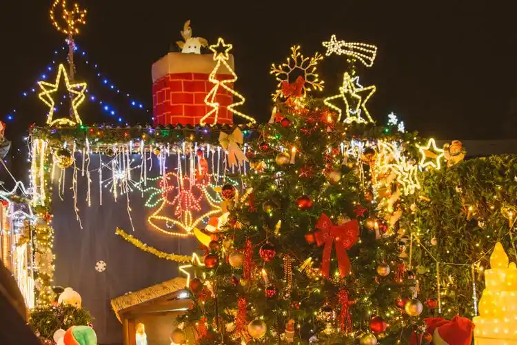 德国炫彩圣诞屋惊艳亮相 包含4.3万盏灯