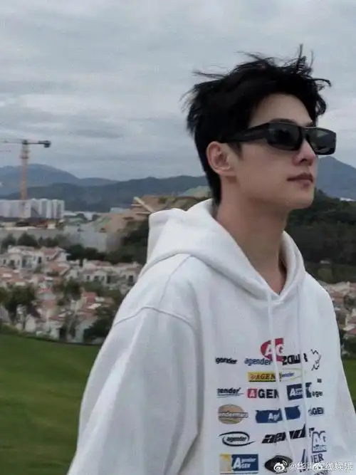 杨洋今日分享生活碎片,穿着白色卫衣戴着墨镜,发型清爽好干净