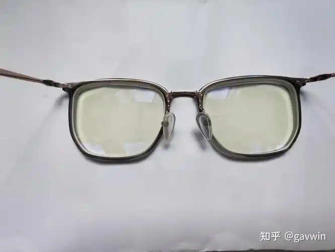 蔡司镜片钻立方铂金膜 镜片会这么黄么 新配的? - 知乎