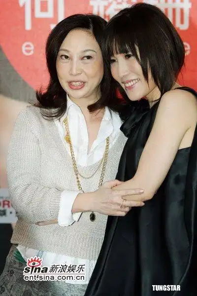 组图:何耀珊"拥抱"报佳音 好友朱卫茵带惊喜