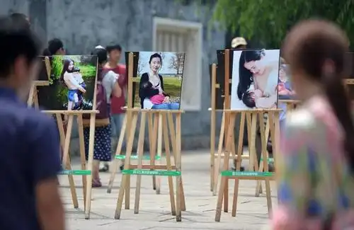 辣妈福州街头哺乳快闪支持母乳喂养