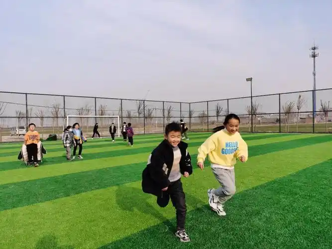 孩子们在大北头村足球场上奔跑.受访者供图