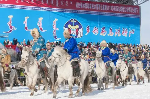 "那达慕"是蒙古语,亦称那雅尔,"慕"是蒙语的音译,意为"游戏,娱乐"