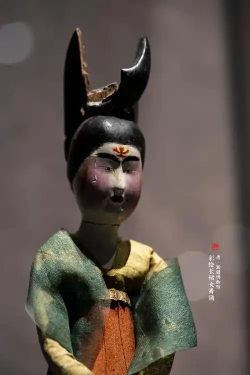 青黛柳眉下风眼低垂,朱唇含笑,精雕细绘了一位正欲轻歌曼舞的唐代舞女