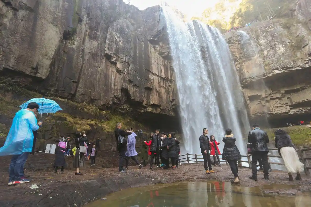 嵊州百丈飞瀑是中国浙江省绍兴市嵊州市的一处自然景点,被誉为"中国瀑