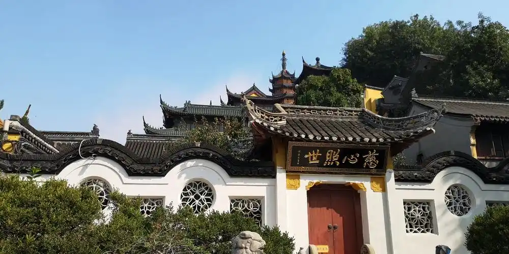 秋天里的瘦西湖金山寺