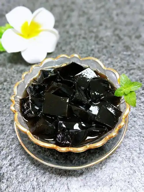 夏日最爱美食#同事送的黑凉粉,用蜂蜜拌一拌,特解暑.