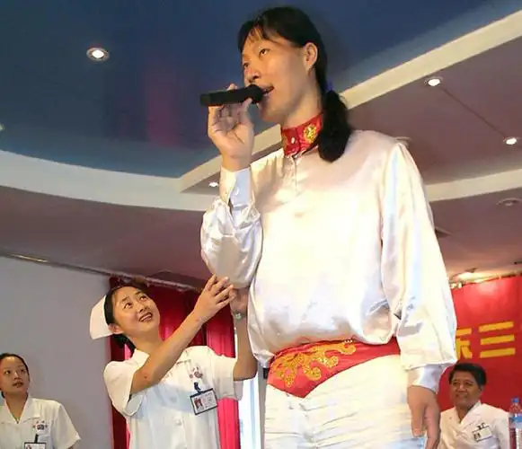 2米高女巨人叫什么名字世界十大两米高美女巨人图片