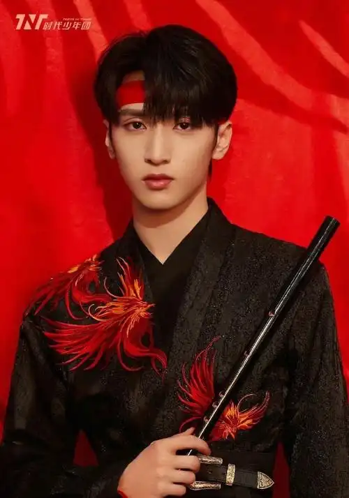 严浩翔撑伞镜头#严浩翔古风造型小合集～自带清冷感,英气贵公子!