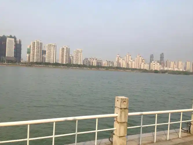 江滨公园是一个人很多有很安静的野炊小圣地^_^周末可以全家逛逛公园