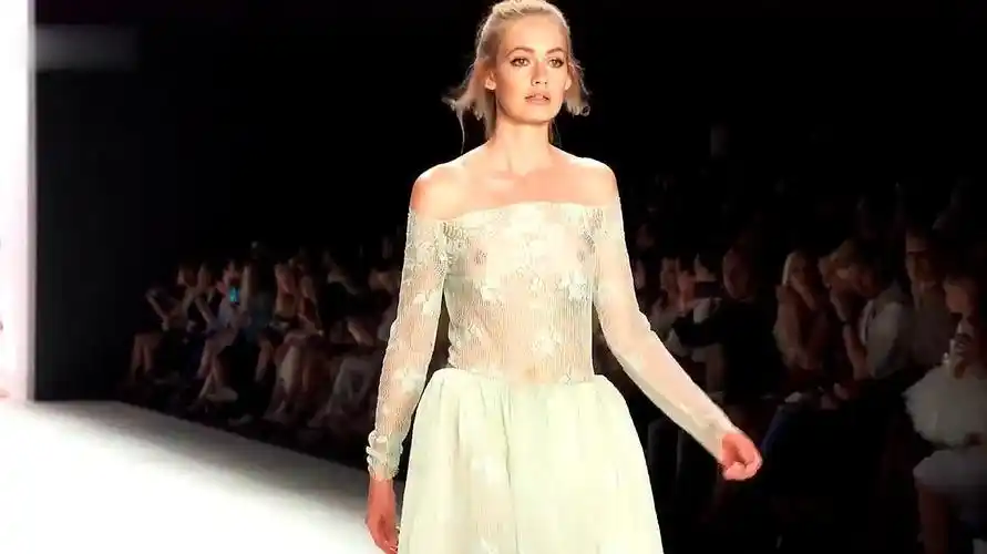 时装周:半透明时装模特走秀,大气时尚,极具魅力-时尚视频-搜狐视频