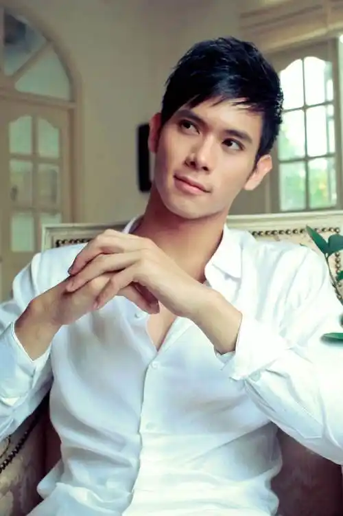 东南亚肌肉帅哥越南肌肉男海滩肌肉泳裤写真