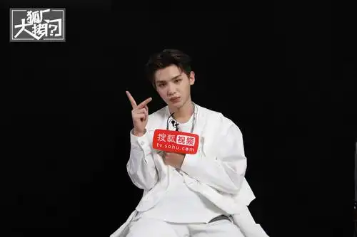 狐厂大拷问黄明昊综艺感的秘诀是活泼和自来熟新人不断涌现是我的助