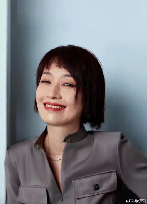 马伊琍选对发型了,短发剪狗啃刘海,穿小黑裙气质很出众插图7