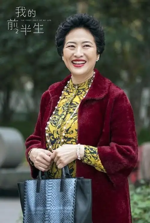 62岁许娣好优雅卡其色大衣搭连衣裙高级显瘦很适合微胖妈妈