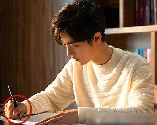 肖战余生再迎新剧照拿笔姿势成亮点一看就没好好读书