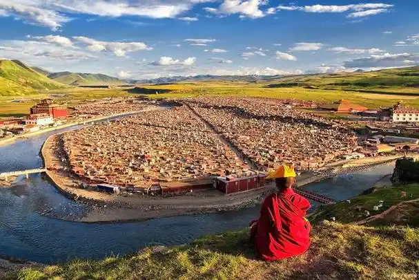 亚青寺,全称"亚青乌金禅林",简称亚青寺,位于白玉县