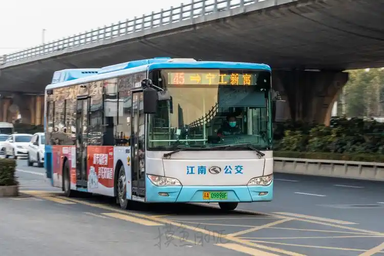 45路(xmq6127ghev22)(南京交通wiki).jpg