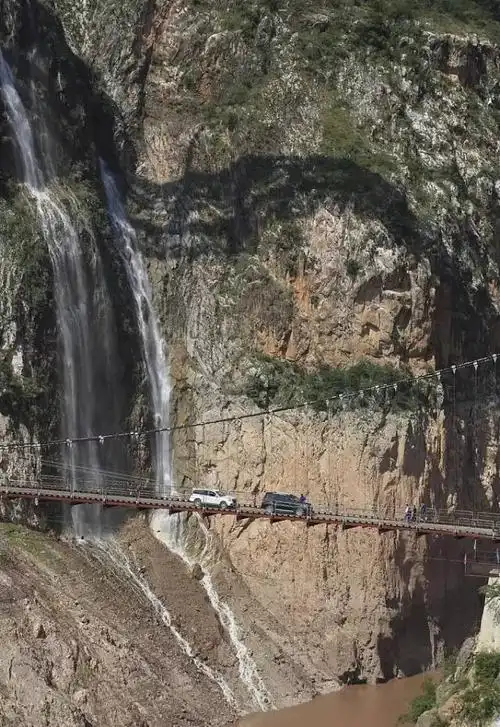 大柱山隧道内涌水形成瀑布,其下为澜沧