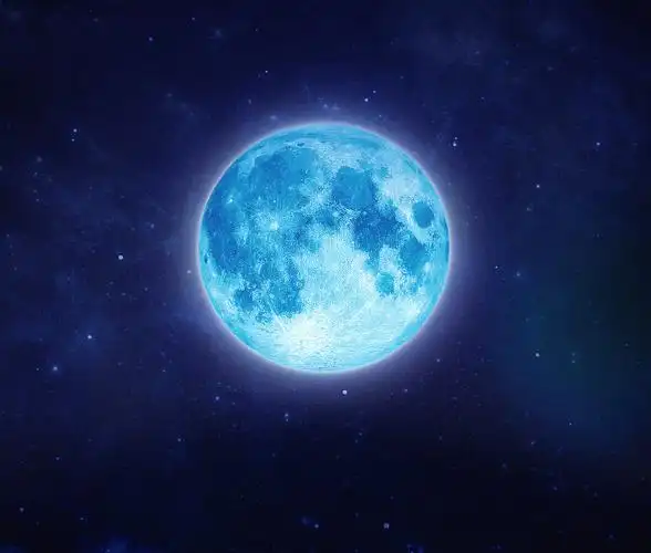 美丽的蓝色月亮在天空和星星在晚上.晚上在户外.