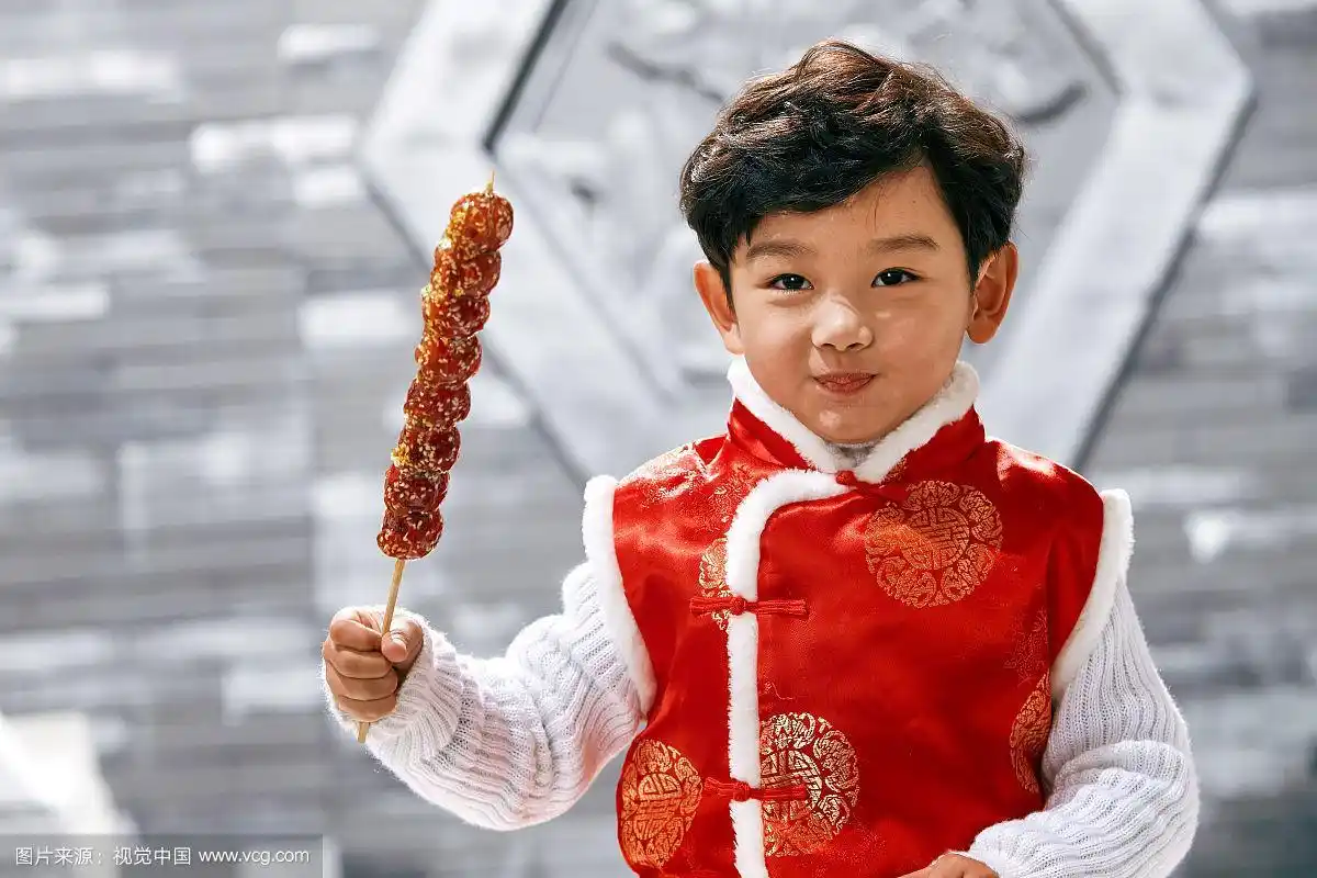 可爱的小男孩吃糖葫芦