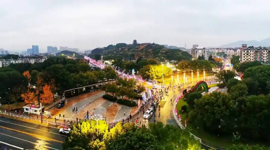 刚刚,诸暨西施马拉松鸣笛开跑_绍兴网