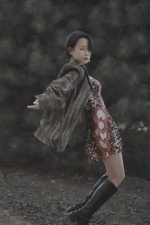 初秋总是温柔的日间把夏天留下日落后还带秋风摄影aasu模特郭茗苑