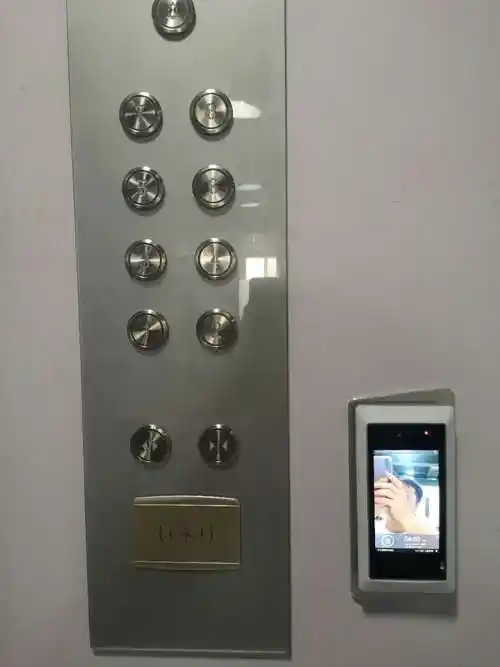 标准电梯双面板电梯贯通门电梯如何配置梯控设备