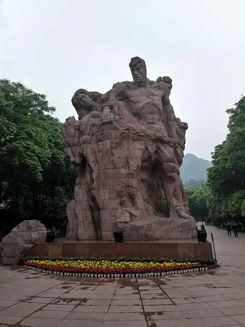 缅怀革命先烈,参观重庆烈士陵园及白公馆和渣滓洞集中营.