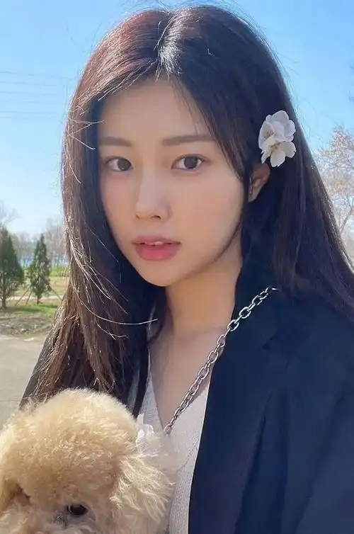 南韩最美女友脸姜惠元靠完美自拍照片成为万千粉丝追捧的女团成员