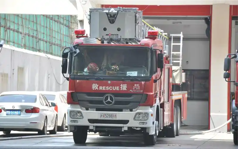 上海静安区闸北消防救援站30米森田直臂云梯车单车出警