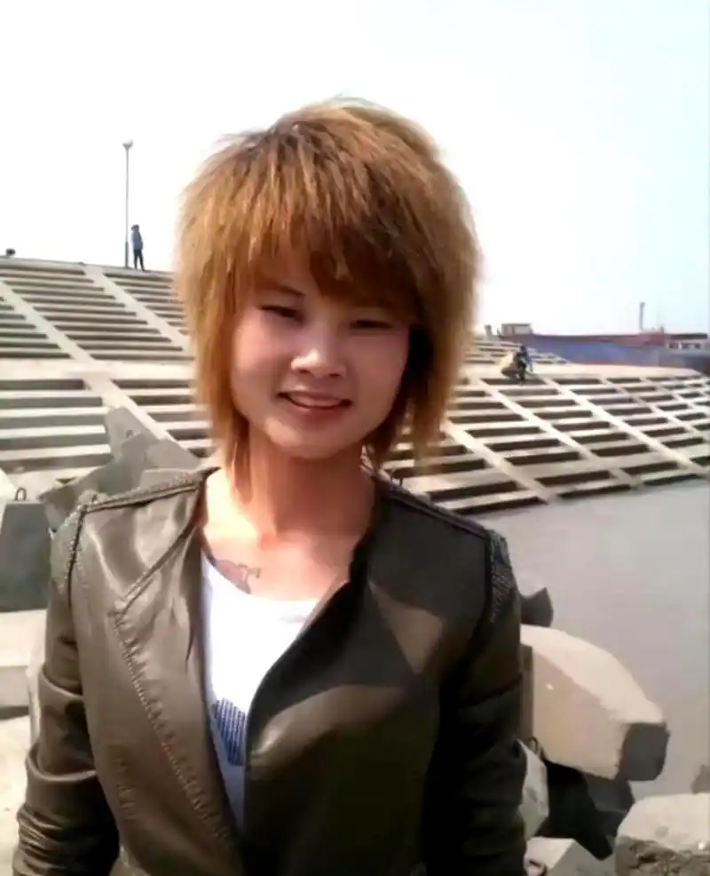 这位女孩的十年前的杀马特发型,让人想起了李宇春.