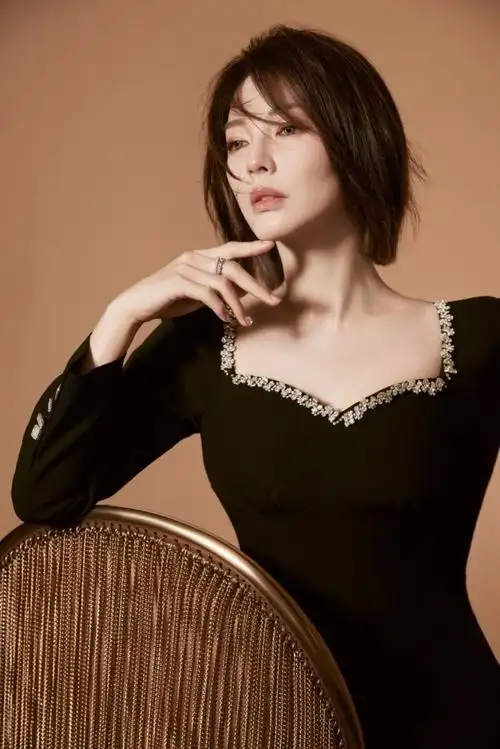 张雨绮短发造型写真曝光简约灵动率性淡然